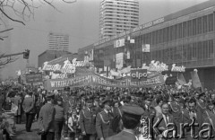 1.05.1969, Warszawa, Polska. 
Obchody święta 1 Maja, manifestanci z hasłem: 