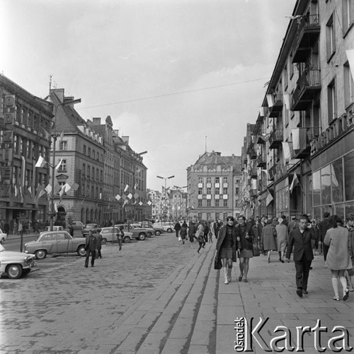 Maj 1969, Wrocław, Polska. 
Ulica udekorowana biało-czerwonymi flagami i chorągiewkami.
Fot. Romuald Broniarek/KARTA