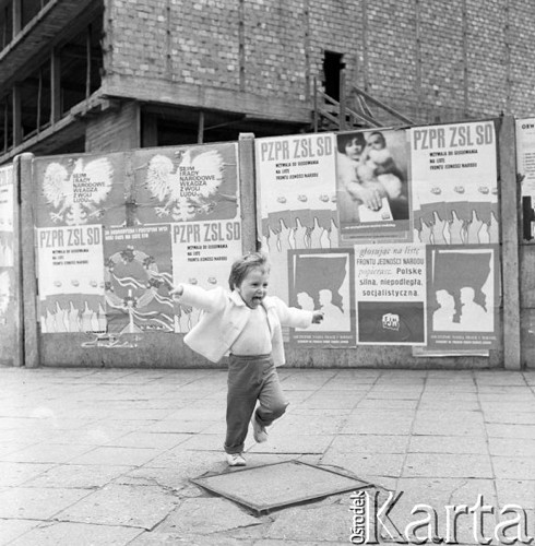 1.06.1969, Warszawa, Polska.
Dziecko na tle plakatów wyborczych.
Fot. Romuald Broniarek/KARTA
