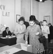 1.06.1969, Warszawa, Polska.
Wyborcy wrzucają głosy do urny.
Fot. Romuald Broniarek/KARTA