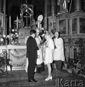 Czerwiec 1969, Warszawa, Polska.
Ślub kościelny, młoda para przed ołtarzem. 
Fot. Romuald Broniarek/KARTA