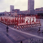 22.07.1969, Warszawa, Polska. 
Uroczyste obchody 25-lecia PRL, mężczyźni w strojach sportowych z hasłem: 