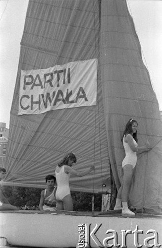 22.07.1969, Warszawa, Polska. 
Uroczyste obchody 25-lecia PRL, dzieci w żaglówce jadącej na platformie - hasło na żaglu: 