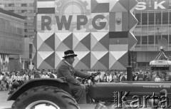 22.07.1969, Warszawa, Polska. 
Uroczyste obchody 25-lecia PRL, rolnik na traktorze marki 