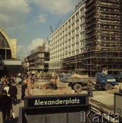 Sierpień 1969, Berlin, Niemiecka Republika Demokratyczna (NRD)
Place budowalne na Alexanderplatz, na pierwszym planie wejście do metra.
Fot. Romuald Broniarek/KARTA