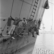 Sierpień 1969, Rostock, Niemiecka Republika Demokratyczna (NRD)
Remont statku w stoczni, robotnicy na kładce przy burcie statku.
Fot. Romuald Broniarek/KARTA