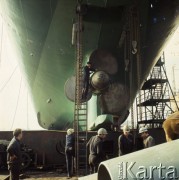 Sierpień 1969, Stralsund, Niemiecka Republika Demokratyczna (NRD)
Stocznia w Stralsundzie, stoczniowcy montują śrubę statku.
Fot. Romuald Broniarek/KARTA