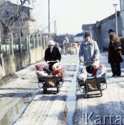 1969, brak miejsca, Niemiecka Republika Demokratyczna (NRD)
Dwie kobiety z dziećmi w wózkach.
Fot. Romuald Broniarek/KARTA