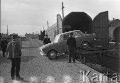 Październik 1969, Medyka, Polska.
Wyładunek samochodów na stacji przeładunkowej Medyka-Żurawica.
Fot. Romuald Broniarek/KARTA