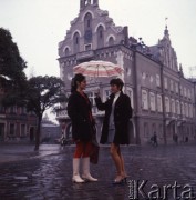 Październik 1969, Rzeszów, Polska.
Dwie dziewczyny z parasolką na rzeszowskim Rynku, w  tle Ratusz.
Fot. Romuald Broniarek/KARTA