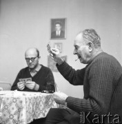 Listopad 1969, Mazury, Polska. 
Dwaj mężczyźni grający w karty.
Fot. Romuald Broniarek/KARTA