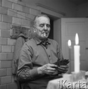 Listopad 1969, Mazury, Polska. 
Mężczyzna z papierosem grający w karty.
Fot. Romuald Broniarek/KARTA