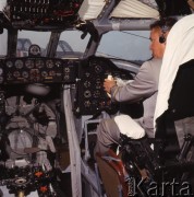 1969, Warszawa Okęcie, Polska.
Lotnisko Okęcie - pilot za sterami samolotu pasażerskiego.
Fot. Romuald Broniarek/KARTA