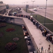 1969, Warszawa Okęcie, Polska.
Lotnisko Okęcie - grupa turystów na tarasie widokowym.
Fot. Romuald Broniarek/KARTA