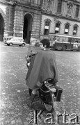 1970, Paryż, Francja.
Rowerzystka.
Fot. Romuald Broniarek, zbiory Ośrodka KARTA