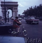 1970, Paryż, Francja.
Plac Charles’a de Gaulle’a z Łukiem Triumfalnym.
Fot. Romuald Broniarek, zbiory Ośrodka KARTA