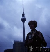 1970, Berlin, NRD.
Piosenkarka Edyta Piecha. W tle Fernsehturm - Berlińska Wieża Telewizyjna.
Fot. Romuald Broniarek, zbiory Ośrodka KARTA