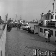 1970, Szczecin, Polska.
Nabrzeże, w środku zacumowany statek Żeglugi Szczecińskiej - 