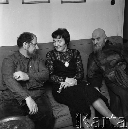 1971, Warszawa, Polska.
Lech Ordon (z lewej) i Kazimierz Opaliński (z prawej) - aktorzy grający w spektaklu „Na dnie