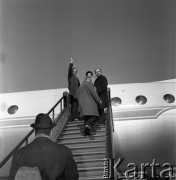 1971, Warszawa, Polska. 
Poseł Wincenty Kraśko (z lewej) na lotnisku Warszawa-Okęcie.
Fot. Romuald Broniarek, zbiory Ośrodka KARTA