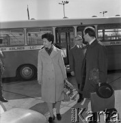 1971, Warszawa, Polska.
Poseł Wincenty Kraśko (z prawej) na lotnisku Warszawa-Okęcie.
Fot. Romuald Broniarek, zbiory Ośrodka KARTA