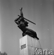 1971, Warszawa, Polska.
Pomnik Bohaterów Warszawy na placu Teatralnym.
Fot. Romuald Broniarek, zbiory Ośrodka KARTA