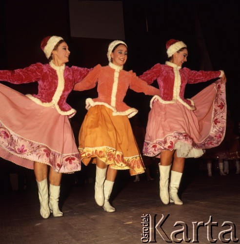 1971, Warszawa, Polska.
Tancerka Choreograficznego Koncertowego Zespołu ZSRR Igora Moisiejewa w Pałacu Kultury i Nauki.
Fot. Romuald Broniarek, zbiory Ośrodka KARTA