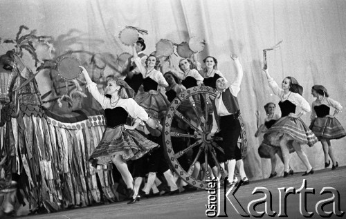 1971, Warszawa, Polska.
Tancerka Choreograficznego Koncertowego Zespołu ZSRR Igora Moisiejewa w Pałacu Kultury i Nauki.
Fot. Romuald Broniarek, zbiory Ośrodka KARTA