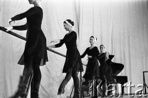 1971, Warszawa, Polska.
Tancerka Choreograficznego Koncertowego Zespołu ZSRR Igora Moisiejewa w Pałacu Kultury i Nauki.
Fot. Romuald Broniarek, zbiory Ośrodka KARTA