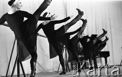 1971, Warszawa, Polska.
Tancerka Choreograficznego Koncertowego Zespołu ZSRR Igora Moisiejewa w Pałacu Kultury i Nauki.
Fot. Romuald Broniarek, zbiory Ośrodka KARTA