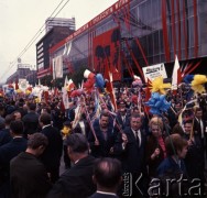 1.05.1971, Warszawa, Polska.
Pochód pierwszomajowy na ulicy Marszałkowskiej. W oddali transparent: 