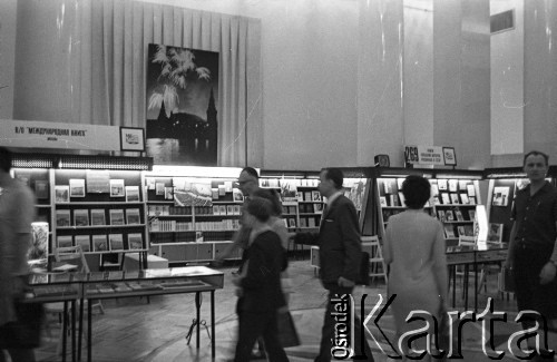 1971, Warszawa, Polska.
Międzynarodowe Targi Książki w Pałacu Kultury i Nauki.
Fot. Romuald Broniarek, zbiory Ośrodka KARTA