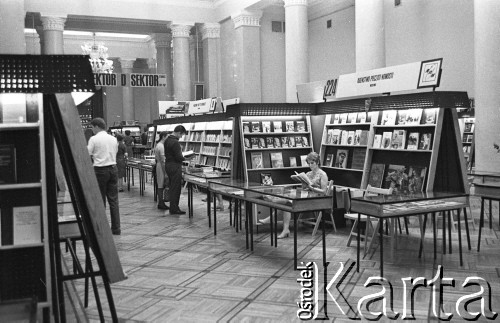 1971, Warszawa, Polska.
Międzynarodowe Targi Książki w Pałacu Kultury i Nauki.
Fot. Romuald Broniarek, zbiory Ośrodka KARTA