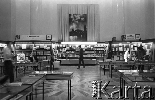 1971, Warszawa, Polska.
Międzynarodowe Targi Książki w Pałacu Kultury i Nauki.
Fot. Romuald Broniarek, zbiory Ośrodka KARTA