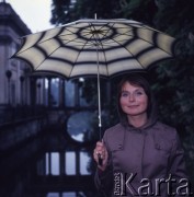 1971, Warszawa, Polska.
Aktorka Joanna Jędryka w Łazienkach Królewskich.
Fot. Romuald Broniarek, zbiory Ośrodka KARTA