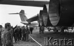 1971, Warszawa, Polska.
Radziecki samolot pasażerski Tu-144 w porcie lotniczym Warszawa-Okęcie.
Fot. Romuald Broniarek, zbiory Ośrodka KARTA