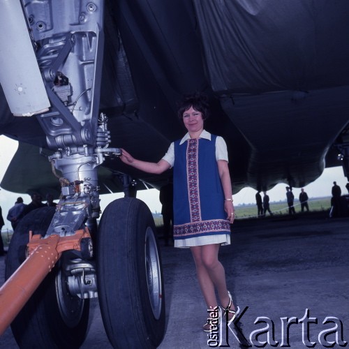 1971, Warszawa, Polska.
Radziecki samolot pasażerski Tu-144 w porcie lotniczym Warszawa-Okęcie.
Fot. Romuald Broniarek, zbiory Ośrodka KARTA