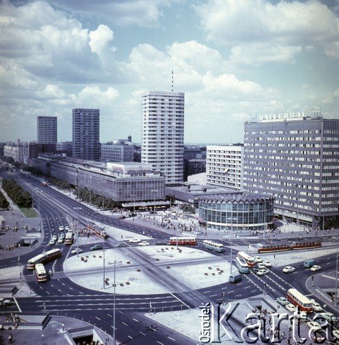 1971, Warszawa, Polska.
Rondo Romana Dmowskiego, ulica Marszałkowska i Aleje Jerozolimskie.
Fot. Romuald Broniarek, zbiory Ośrodka KARTA