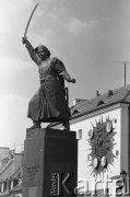 1971, Warszawa, Polska.
Pomnik Jana Kilińskiego na ulicy Podwale.
Fot. Romuald Broniarek, zbiory Ośrodka KARTA