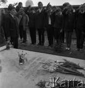 1971, Gradzanowo, Polska.
Radzieccy pionierzy przy grobie Anny Morozowej.
Fot. Romuald Broniarek, zbiory Ośrodka KARTA
