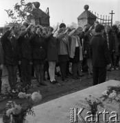 1971, Gradzanowo, Polska.
Radzieccy pionierzy przy grobie Anny Morozowej.
Fot. Romuald Broniarek, zbiory Ośrodka KARTA