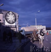 1971, Jędrzejów, Polska.
Zegar słoneczny na rynku.
Fot. Romuald Broniarek, zbiory Ośrodka KARTA
