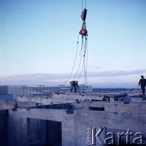 1971, Gdańsk, Polska.
Budowa bloków leningradzkich w dzielnicy Przymorze Wielkie.
Fot. Romuald Broniarek, zbiory Ośrodka KARTA