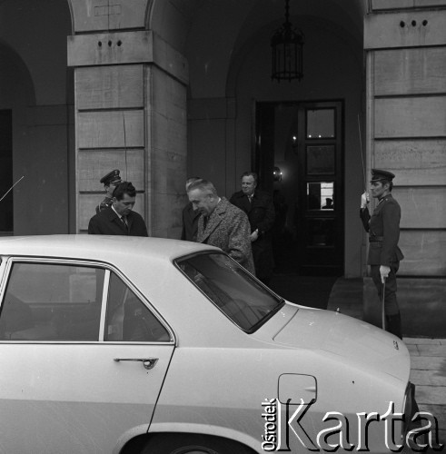 1972, Warszawa, Polska.
I sekretarz KC PZPR Edward Gierek przed Pałacem Namiestnikowskim na Krakowskim Przedmieściu 46/48.
Fot. Romuald Broniarek, zbiory Ośrodka KARTA