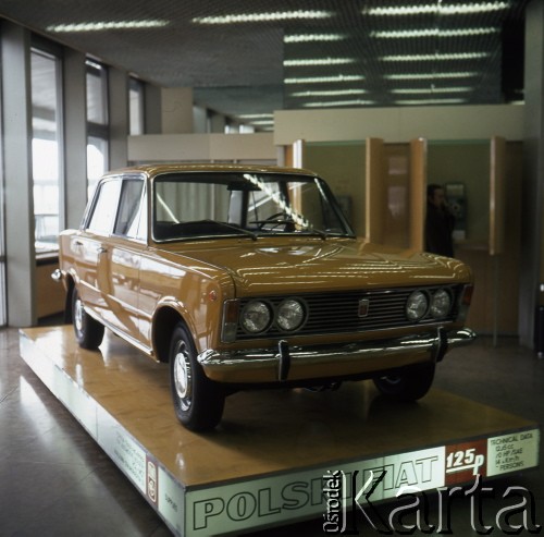 1972, Warszawa, Polska.
Polski Fiat 125p w salonie.
Fot. Romuald Broniarek, zbiory Ośrodka KARTA