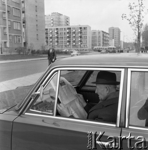 1972, Warszawa, Polska.
Mężczyzna w samochodzie.
Fot. Romuald Broniarek, zbiory Ośrodka KARTA