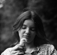 1972, Brwinów, Polska.
Kobieta z kurczęciem.
Fot. Romuald broniarek, zbiory Ośrodka KARTA