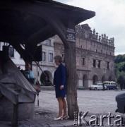 1972, Kazimierz Dolny, Polska.
Studnia na Rynku. W tle Kamienice Przybyłów.
Fot. Romuald Broniarek, zbiory Ośrodka KARTA