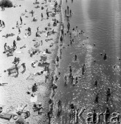 1972, Płock, Polska.
Plaża nad Wisłą. 
Fot. Romuald Broniarek, zbiory Ośrodka KARTA