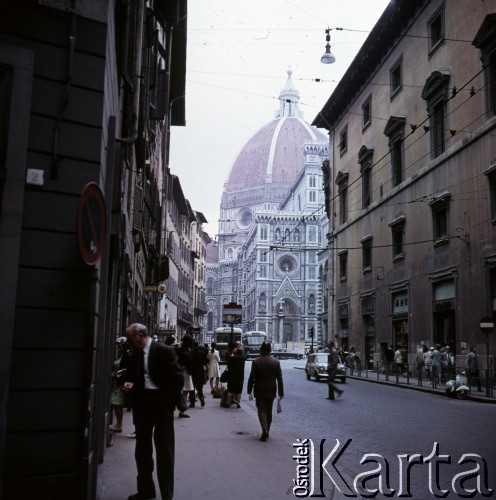 1972, Florencja, Włochy.
Katedra Santa Maria del Fiore widoczna z Via De Cerretani.
Fot. Romuald Broniarek, zbiory Ośrodka KARTA